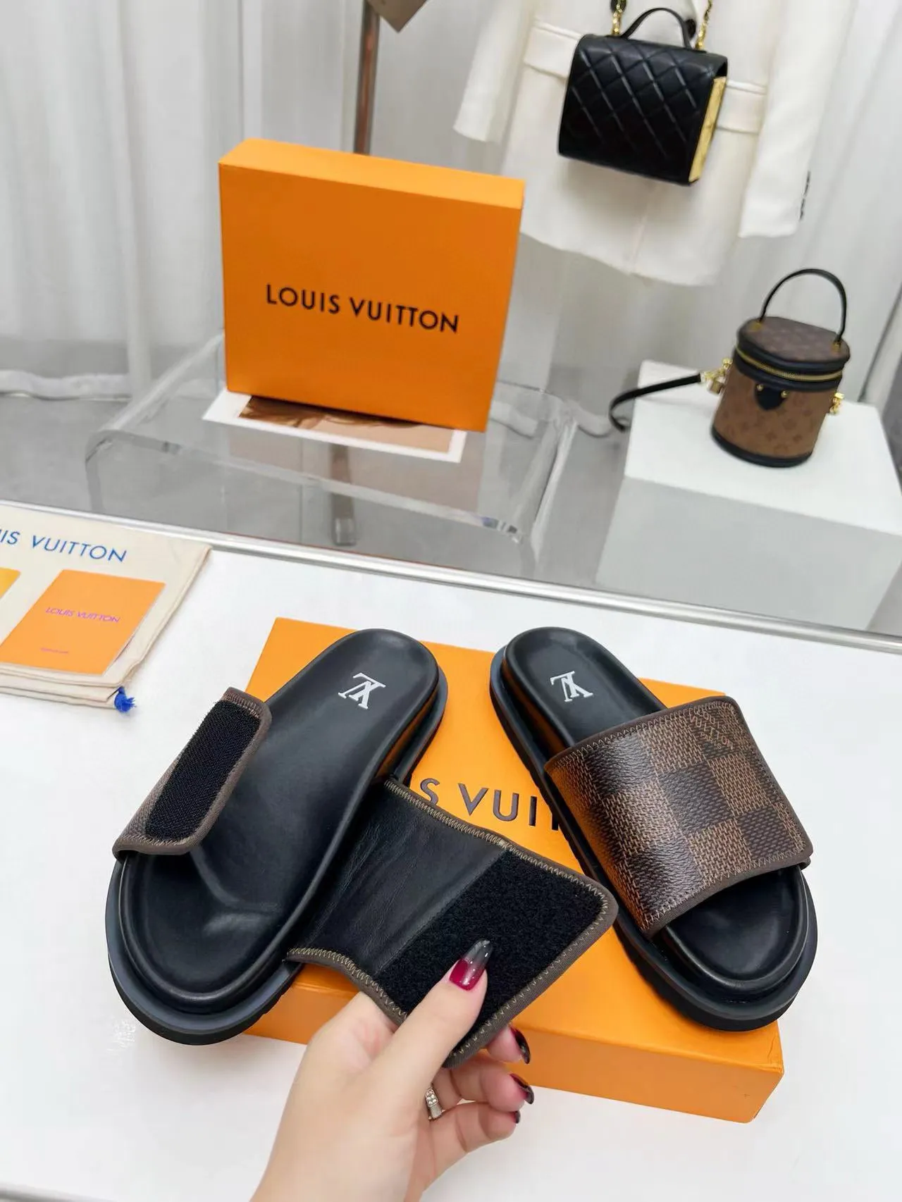 Factory price: 280💰LV luxury trainer slippers, made of first-layer calfskin, light and comfortable. The upper straps feature monogram embossing. Brings a unique color splicing effect. The precise fit of the insole and fine-grained rubber outsole are inspired by lv trainer size: 38-45